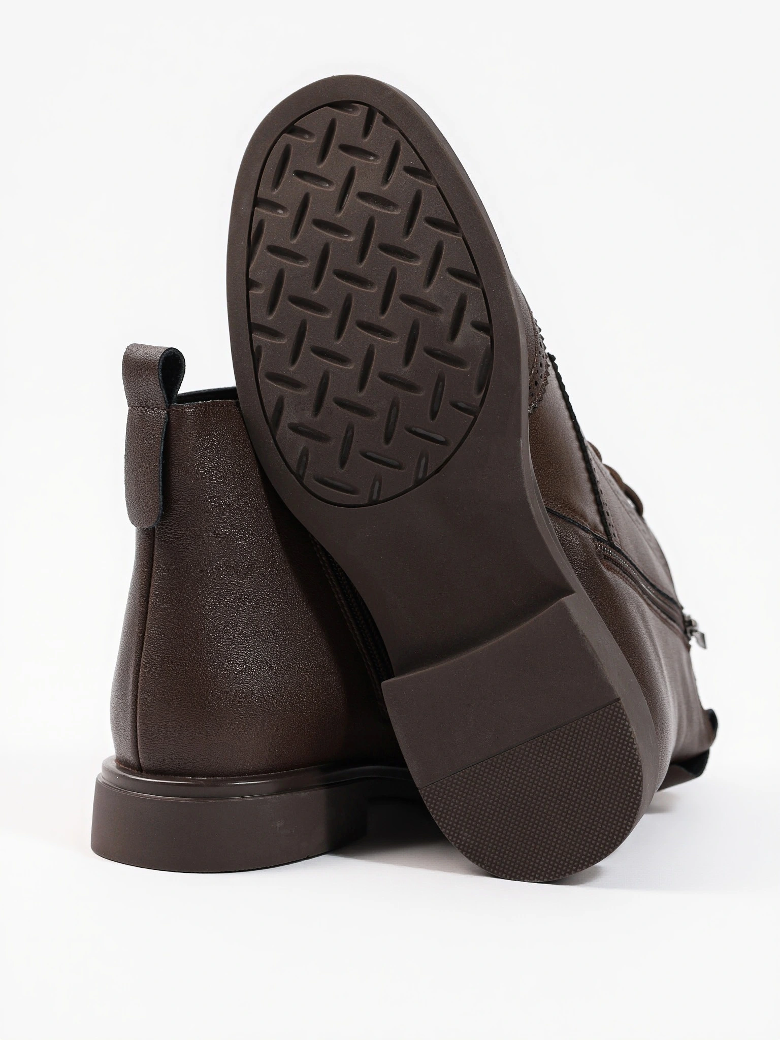 Ботинки-дерби коричневого цвета с декоративной перфорацией из натуральной кожи